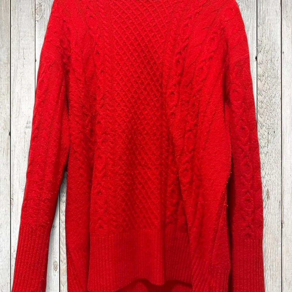 Red cable knit sweater Size L